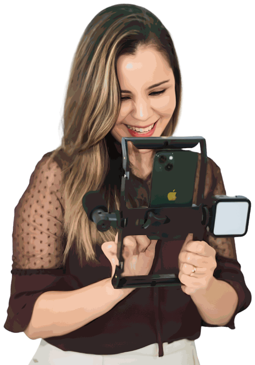 Profissional da agência gravando conteúdo com celular, microfone e iluminação
